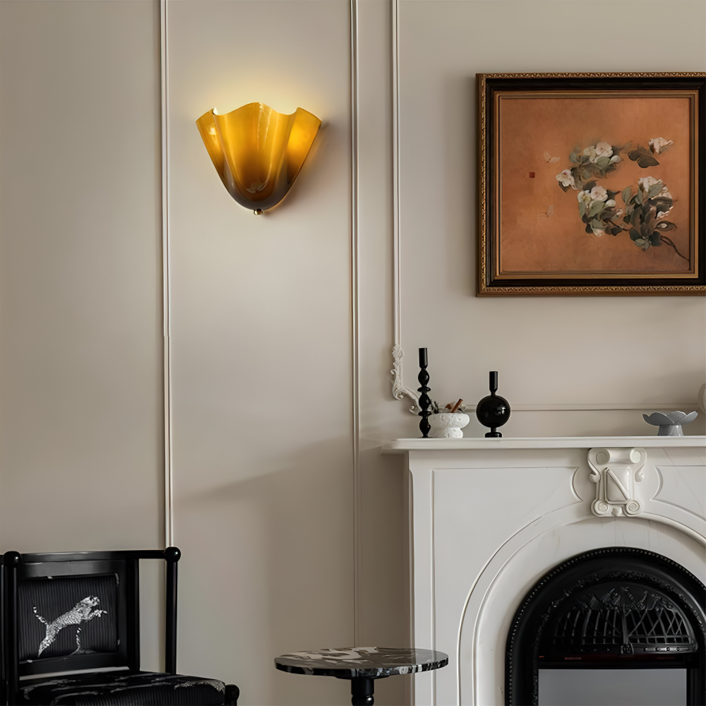 Minimalistisk vägglampa i snäckdesign. Modern LED-armatur för elegant hem belysning.