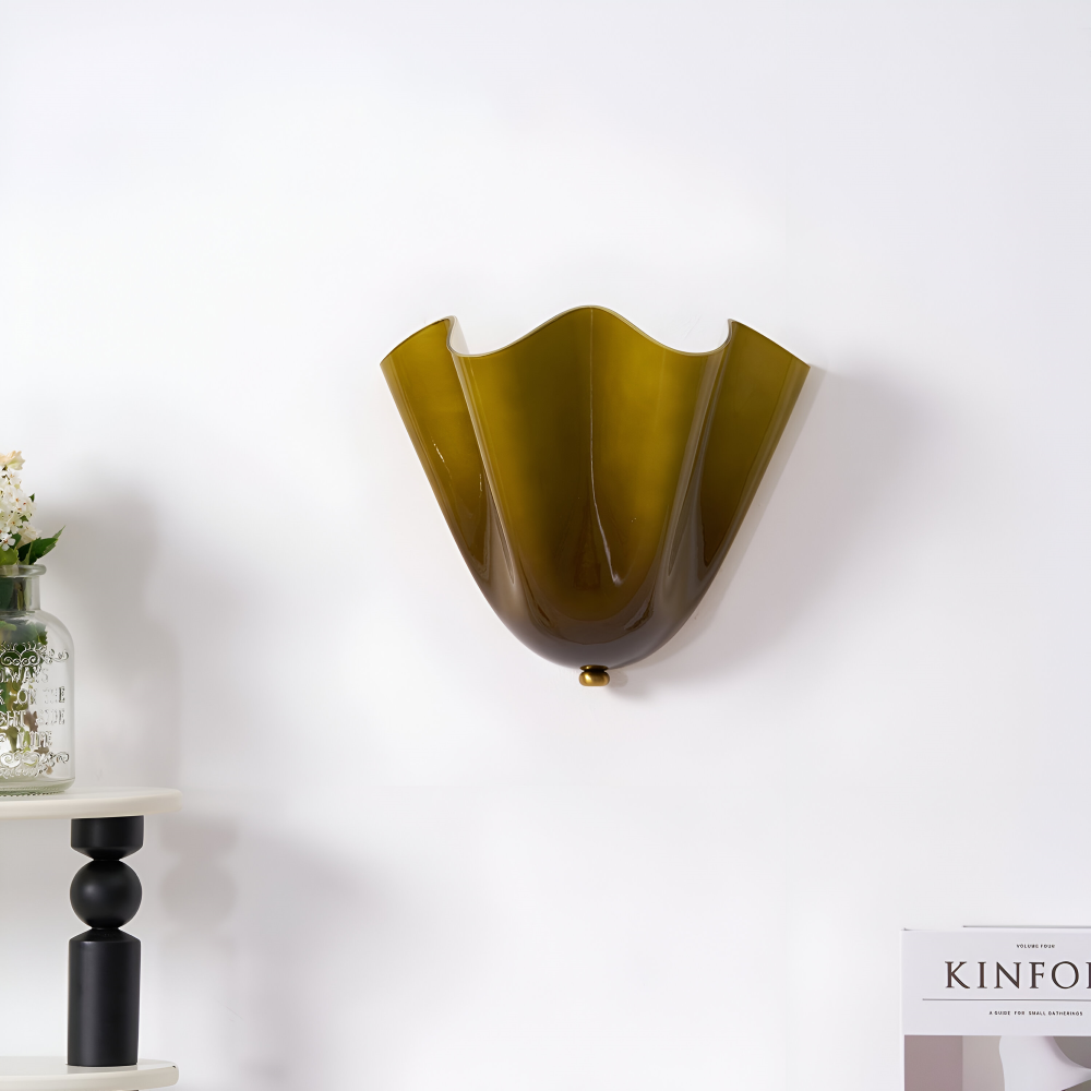 Stilren vägglampa, snäckdesign. Modern LED-belysning som skapar stämningsfullt ljus i hemmet.