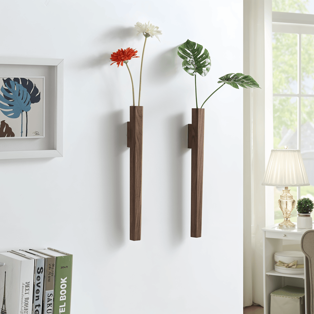 Elegant väggvas i svart valnöt och bokträ. Skandinavisk design för stilren heminredning.