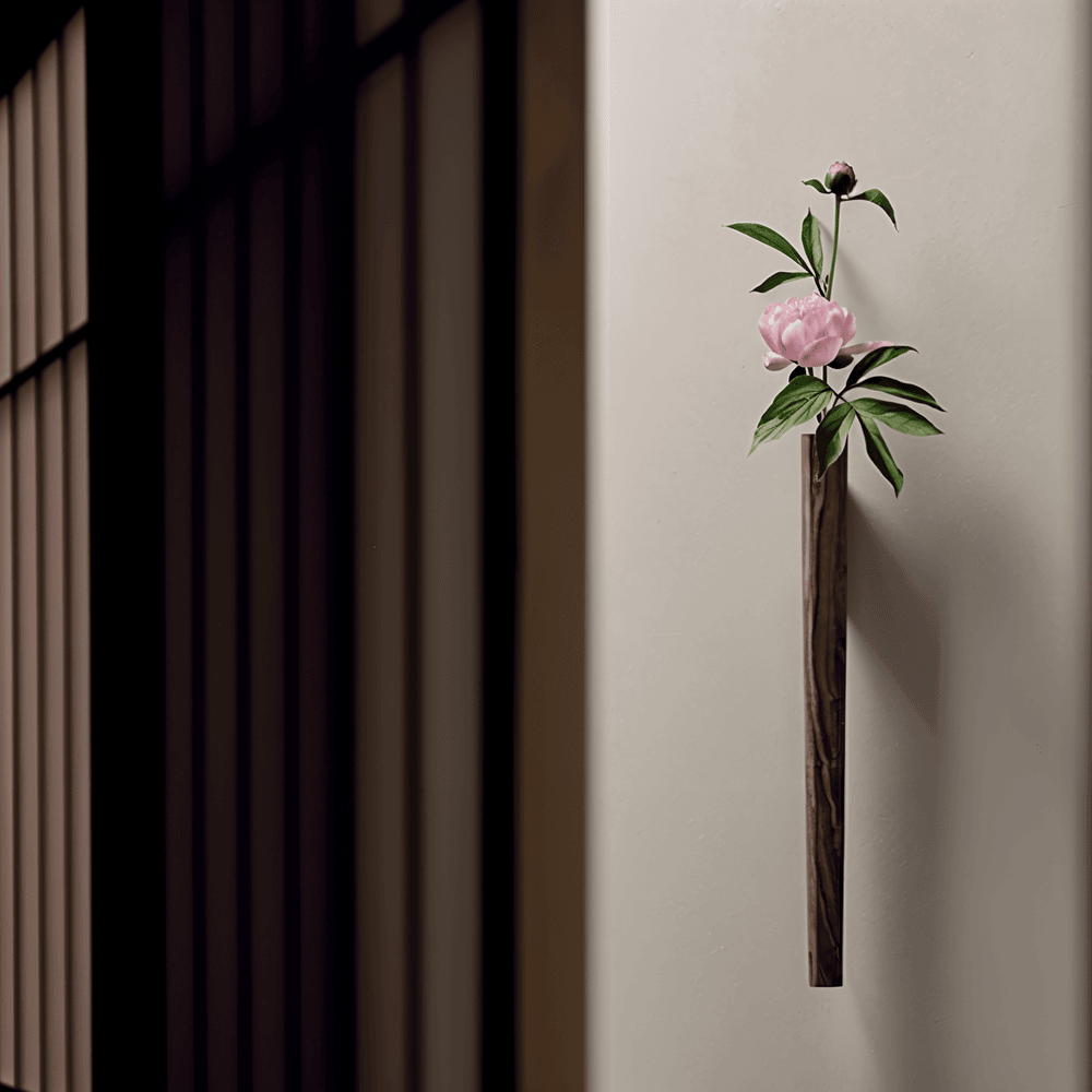 Minimalistisk blomvas av massivt trä, väggmonterad. Perfekt väggdekor för modern stil.
