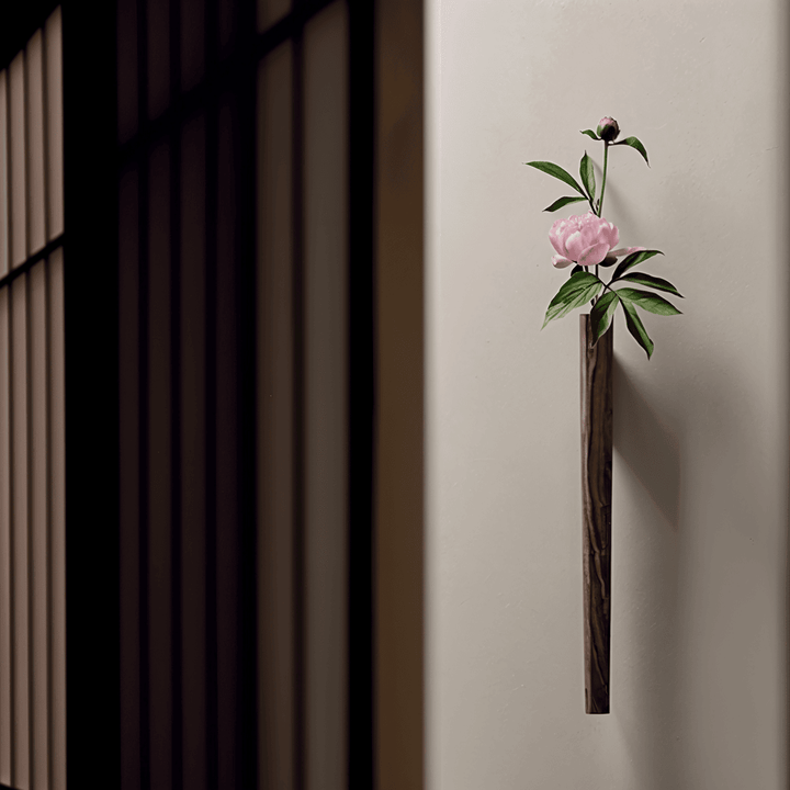 Minimalistisk blomvas av massivt trä, väggmonterad. Perfekt väggdekor för modern stil.