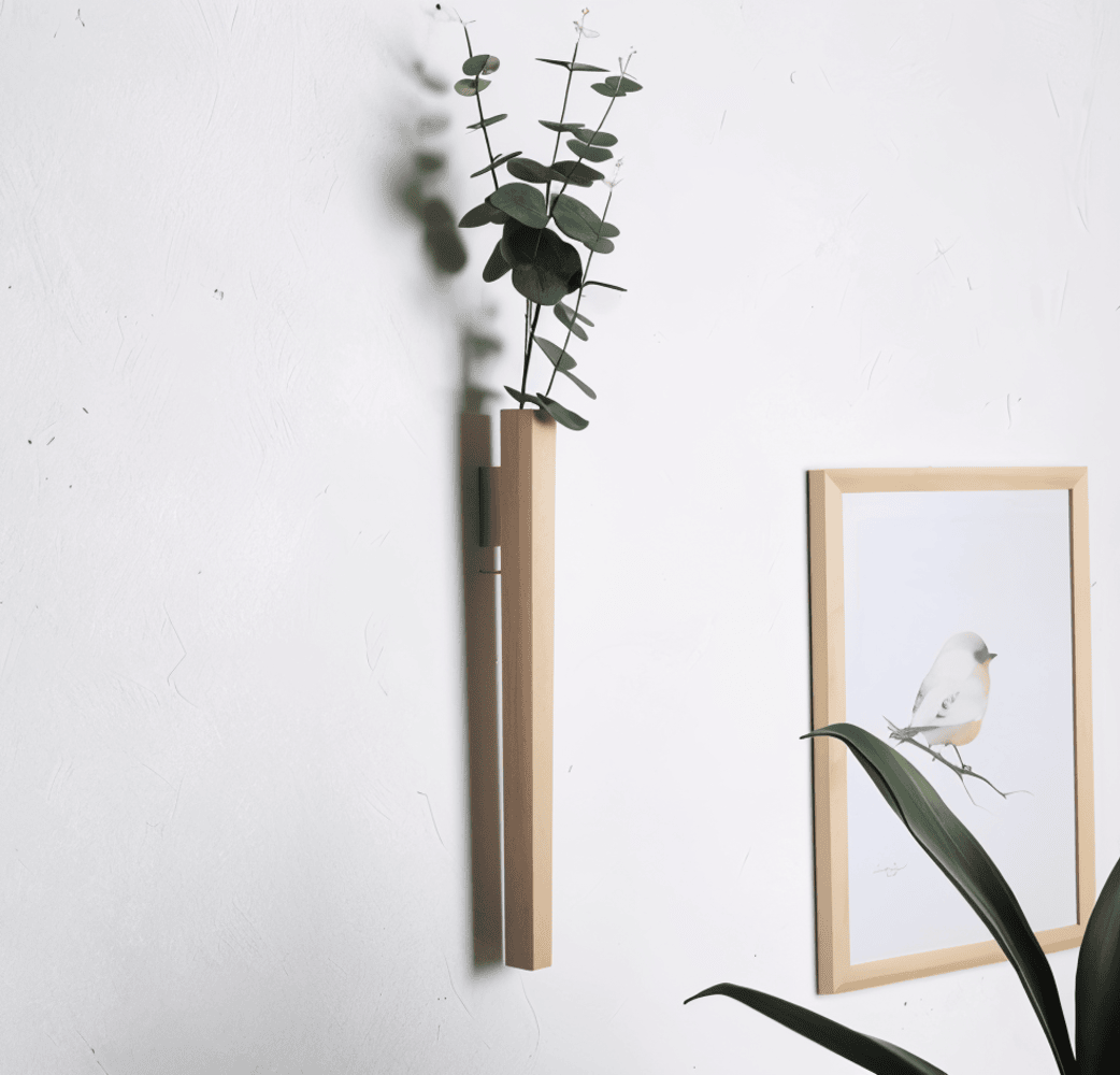 Exklusiv trävas för väggen. Skapa vacker väggdekor med färska blommor i ditt hem.