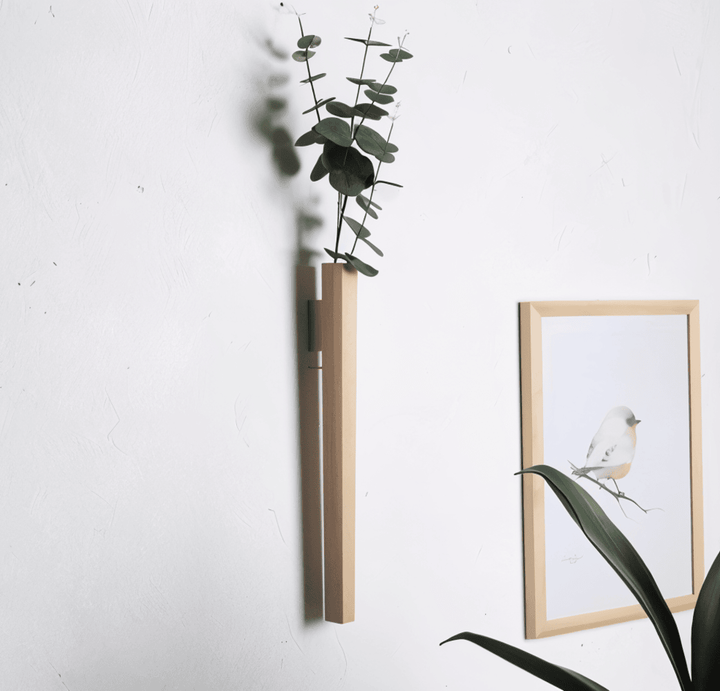 Exklusiv trävas för väggen. Skapa vacker väggdekor med färska blommor i ditt hem.
