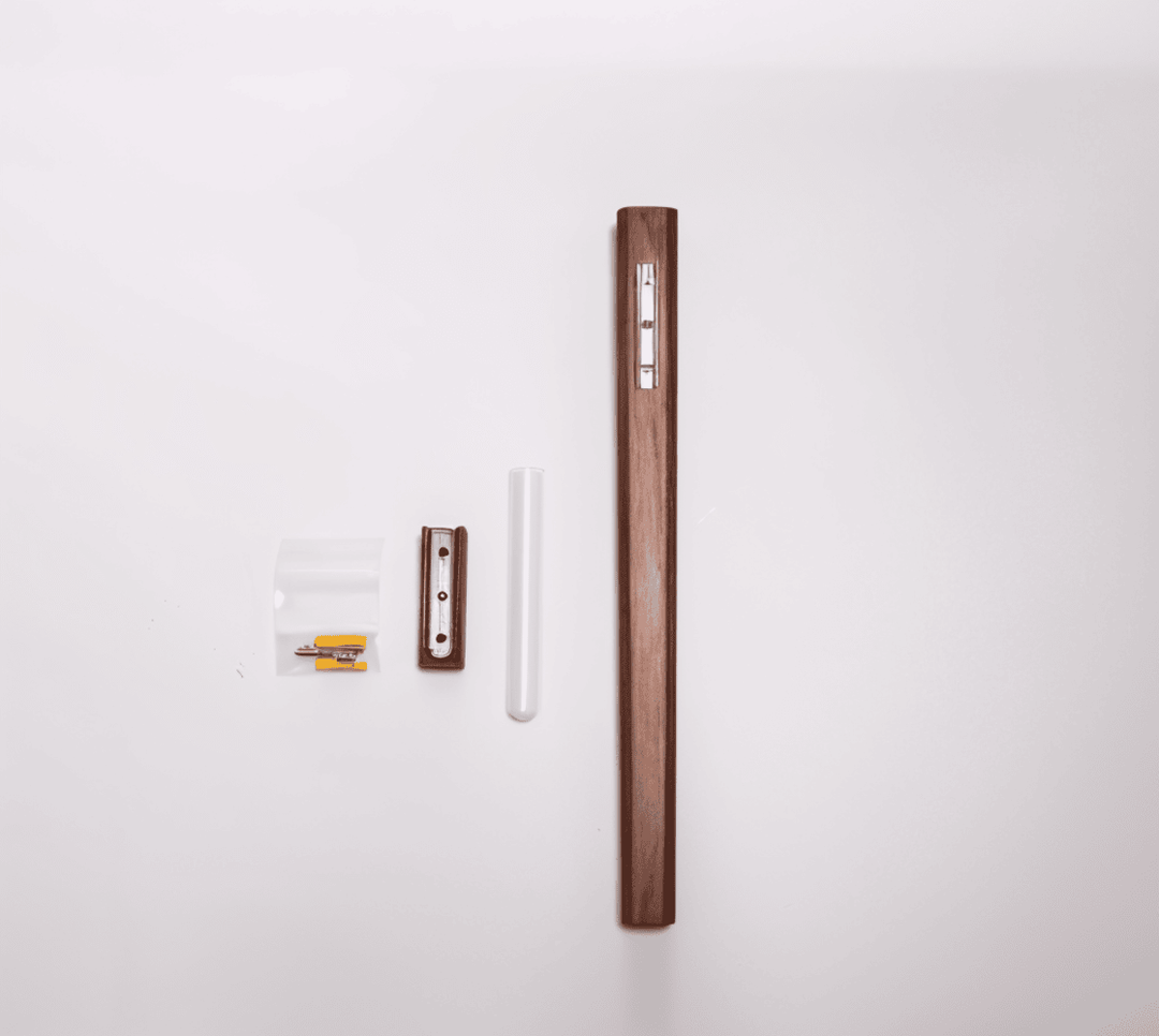 Snygg väggvas i solid bok och svart valnöt. Enkel att montera, perfekt för små buketter.