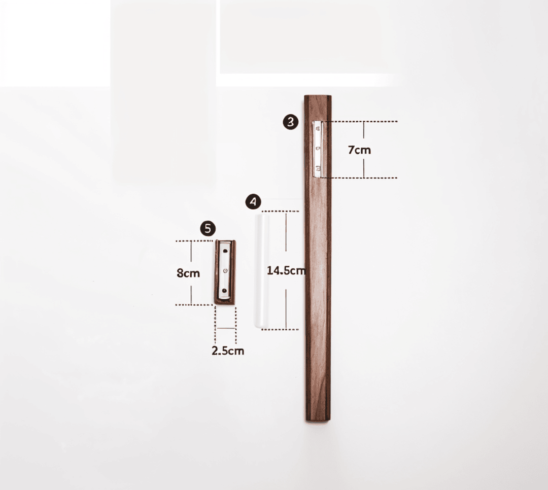 Detaljbild på elegant väggvas i trä med skandinavisk design. Svart valnöt och bokträ.