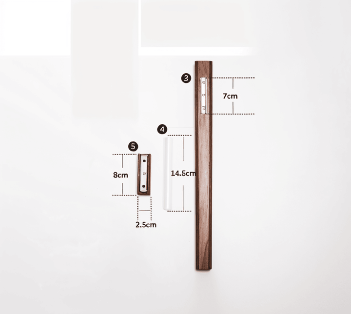 Detaljbild på elegant väggvas i trä med skandinavisk design. Svart valnöt och bokträ.