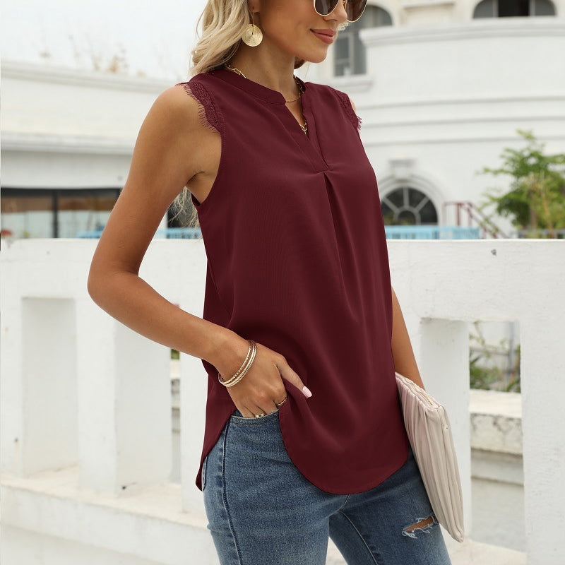 "Elegant V-ringad ärmlös damväst i spetsmönstrad polyester, perfekt för lager på lager och romantiska sommaroutfits."