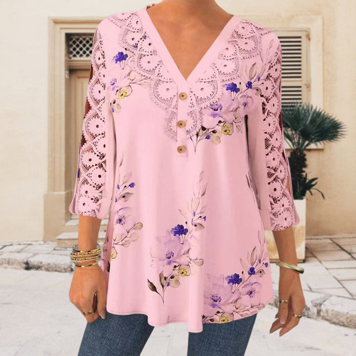 "Elegant V-ringad blus med blommigt mönster och spetsdetaljer, trekvartsärmar, passform för casual och formella tillfällen."