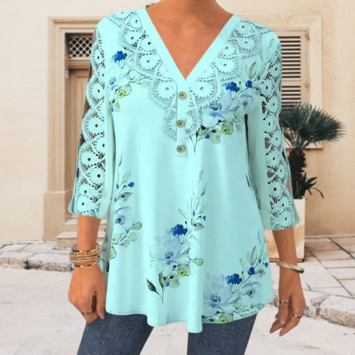 "Elegant V-ringad blus med blommigt mönster och spetsdetaljer, trekvartsärmar, passform för casual och formella tillfällen."