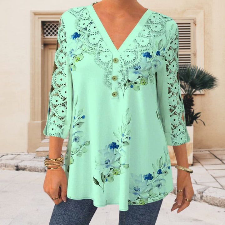 "Elegant V-ringad blus med blommigt mönster och spetsdetaljer, trekvartsärmar, passform för casual och formella tillfällen."