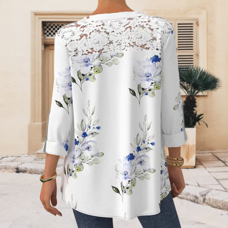 "Elegant V-ringad blus med blommigt mönster och spetsdetaljer, trekvartsärmar, passform för casual och formella tillfällen."