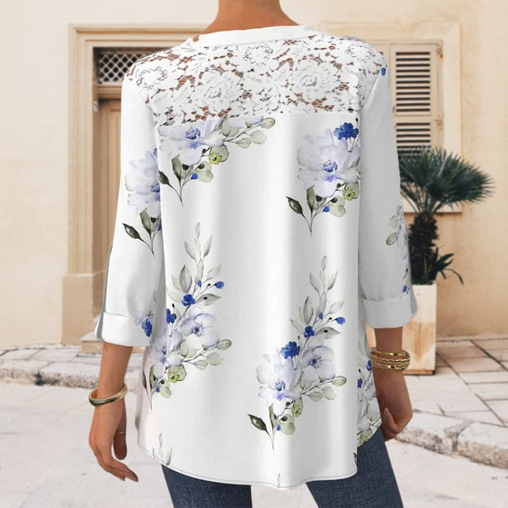 "Elegant V-ringad blus med blommigt mönster och spetsdetaljer, trekvartsärmar, passform för casual och formella tillfällen."
