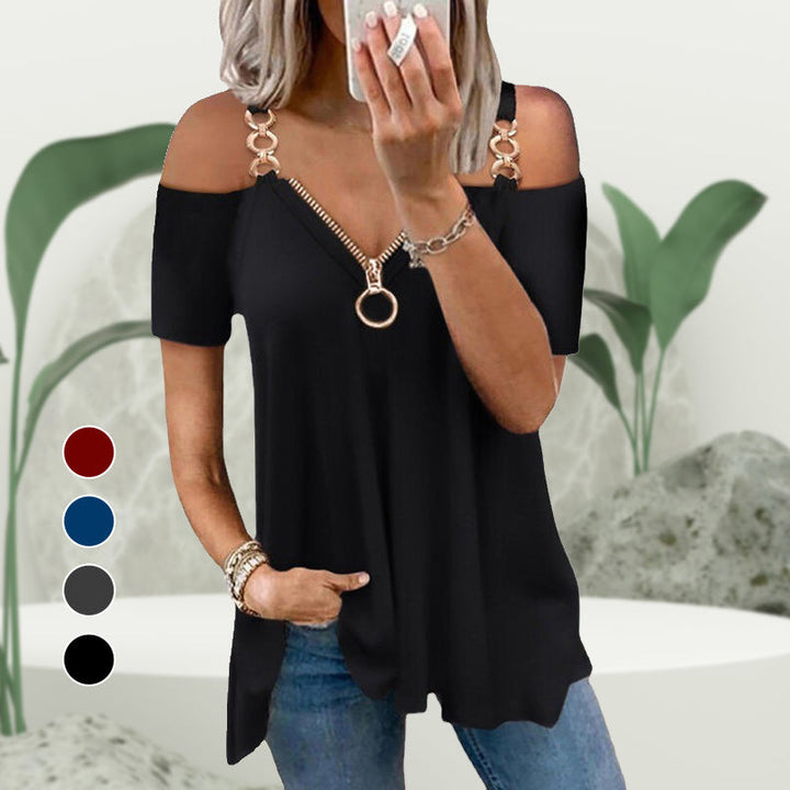 "Elegant v-ringad damtopp med kedjedetalj i svart, stilren kortärmad design, perfekt för alla tillfällen."