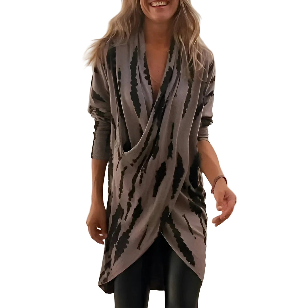 Elegant v-ringad damtunika med abstrakt mönster, perfekt för modern vardagsmode och bekväm stil