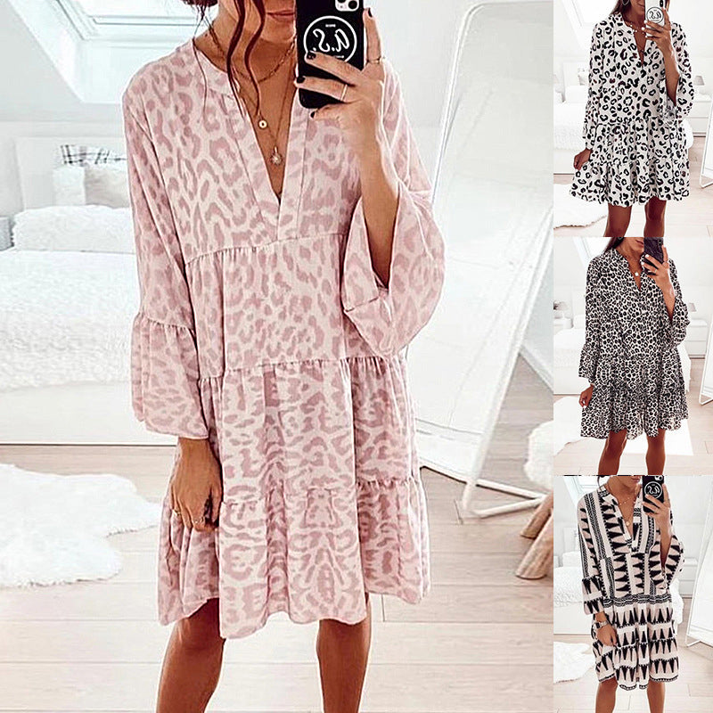 "Elegant v-ringad leopardklänning med trendigt print, volangdetaljer och klockärmar, perfekt för sommarens tillställningar."