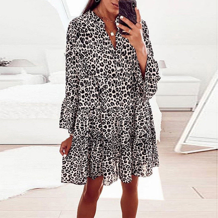 "Elegant v-ringad leopardklänning med trendigt print, volangdetaljer och klockärmar, perfekt för sommarens tillställningar."