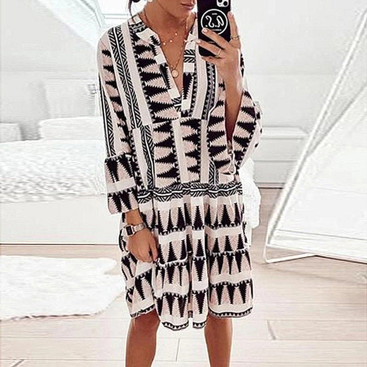 "Elegant v-ringad leopardklänning med trendigt print, volangdetaljer och klockärmar, perfekt för sommarens tillställningar."