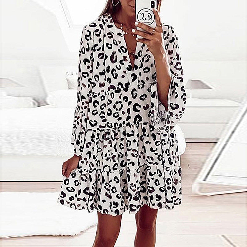 "Elegant v-ringad leopardklänning med trendigt print, volangdetaljer och klockärmar, perfekt för sommarens tillställningar."