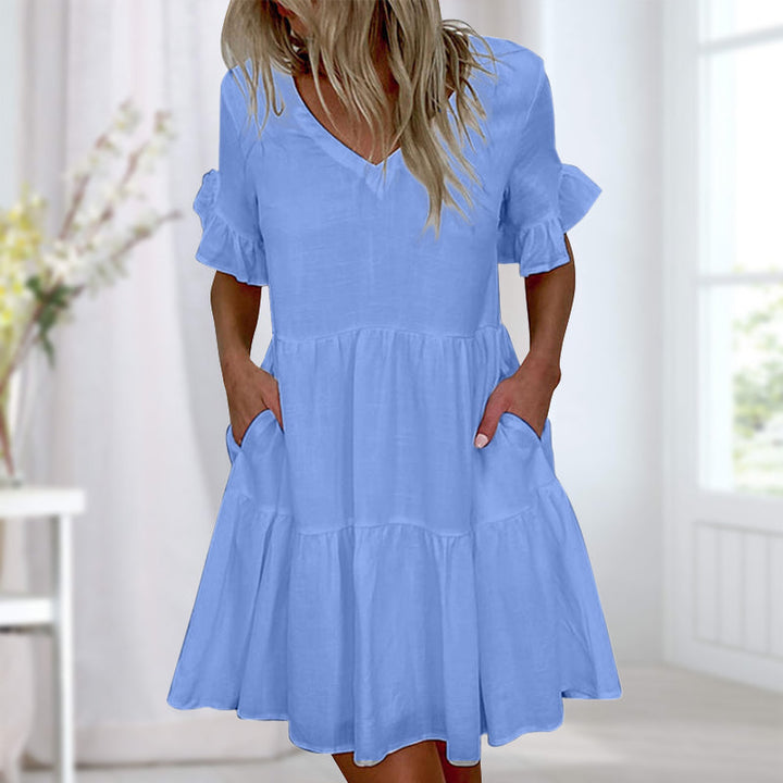 "Elegant V-ringad sommarklänning i mjukt nylon, vit färg. Perfekt för kvinnor, chic stil och ledig passform."