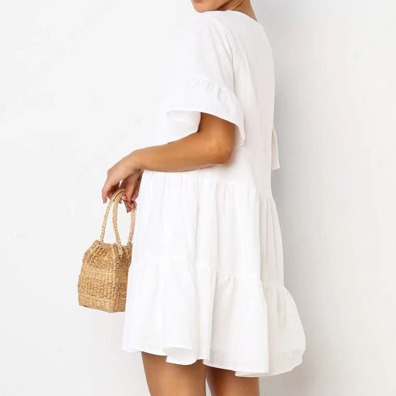 "Elegant V-ringad sommarklänning i mjukt nylon, vit färg. Perfekt för kvinnor, chic stil och ledig passform."