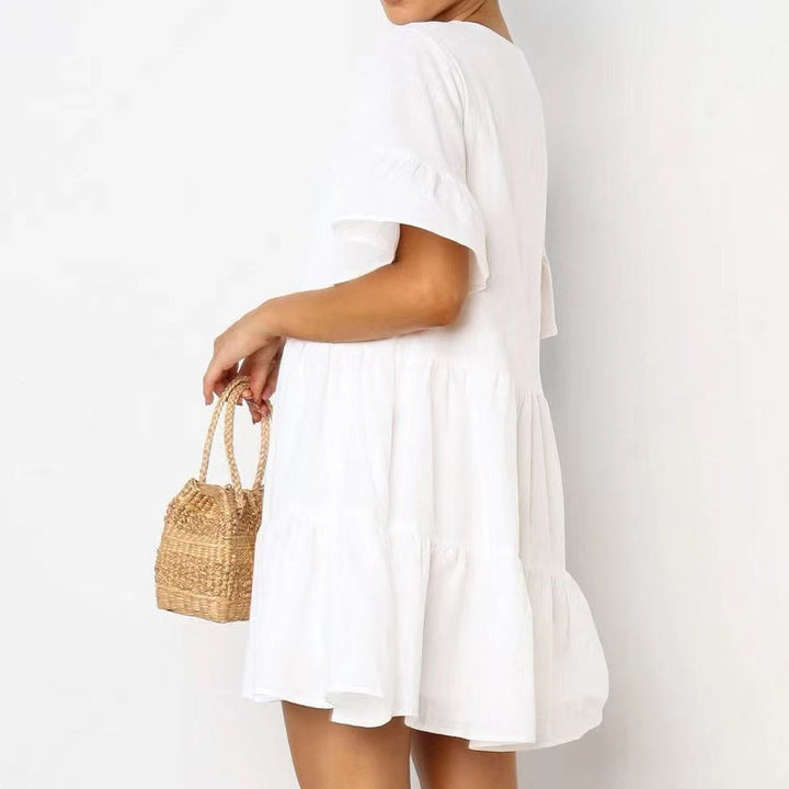 "Elegant V-ringad sommarklänning i mjukt nylon, vit färg. Perfekt för kvinnor, chic stil och ledig passform."