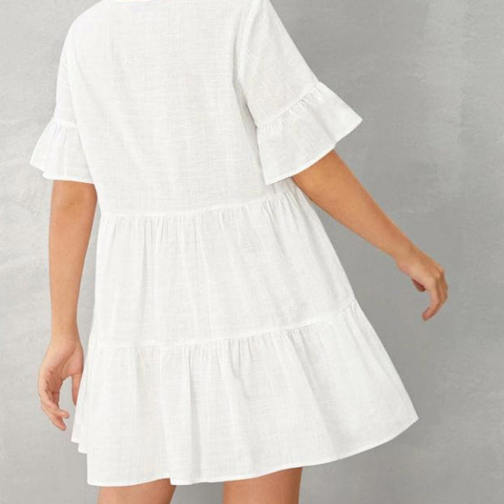 "Elegant V-ringad sommarklänning i mjukt nylon, vit färg. Perfekt för kvinnor, chic stil och ledig passform."
