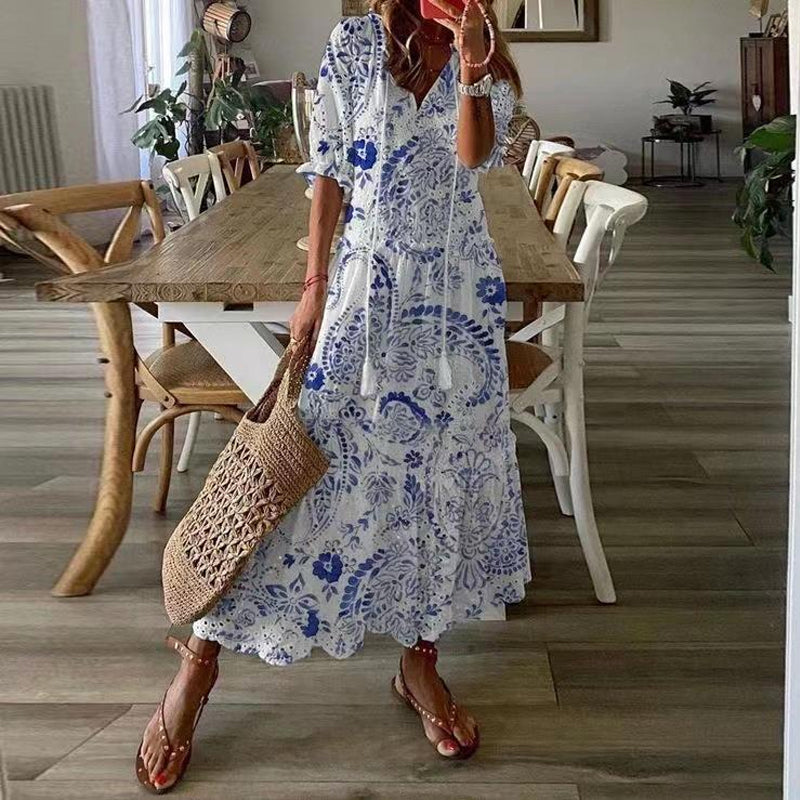 "Elegant v-ringad volangklänning i mjukt tyg, lyfter fram feminin stil. Perfekt för både vardag och speciella tillfällen."