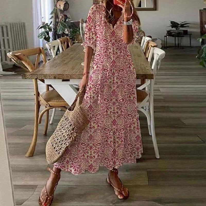 "Elegant v-ringad volangklänning i mjukt tyg, lyfter fram feminin stil. Perfekt för både vardag och speciella tillfällen."