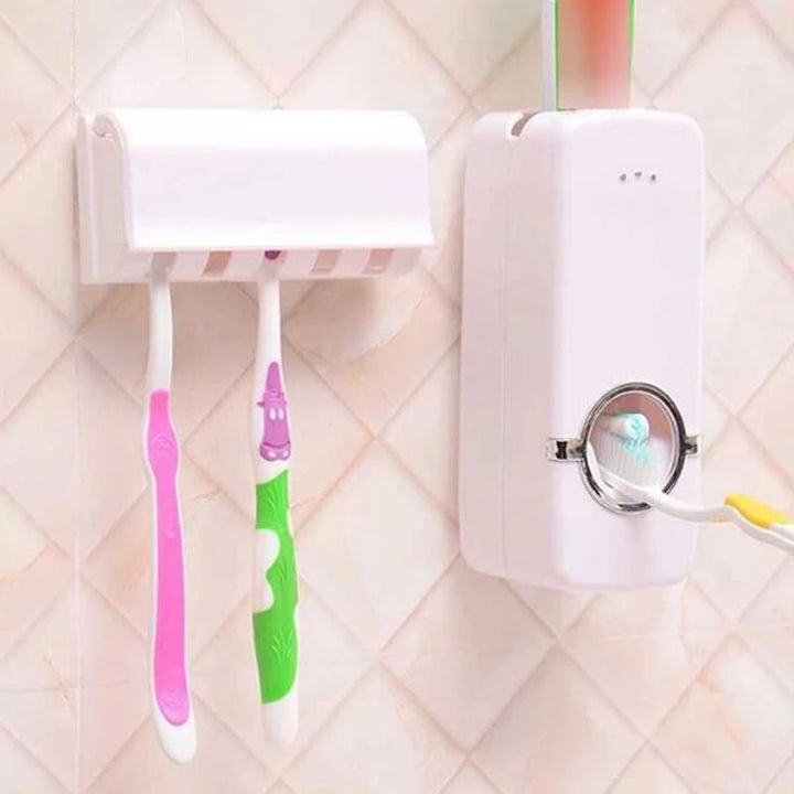 "Elegant väggmonterad tandborsthållare med handsfree dispenser i modern röd och vit design för ett organiserat badrum."