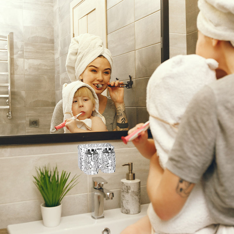 "Elegant väggmonterad tandborsthållare med munsköljkopp i silver/grå, sparar plats och håller badrummet organiserat."