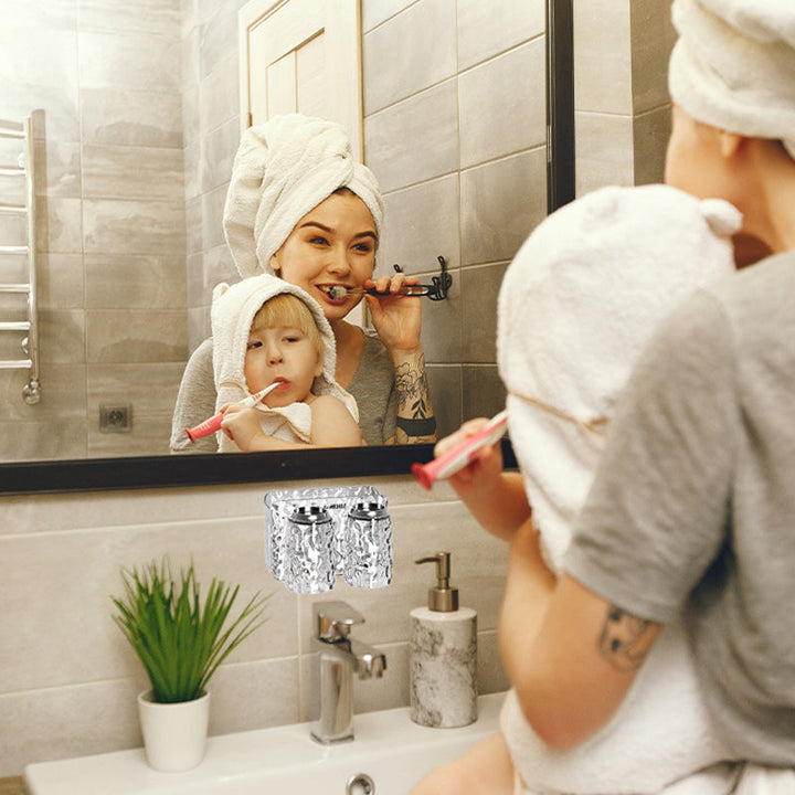 "Elegant väggmonterad tandborsthållare med munsköljkopp i silver/grå, sparar plats och håller badrummet organiserat."