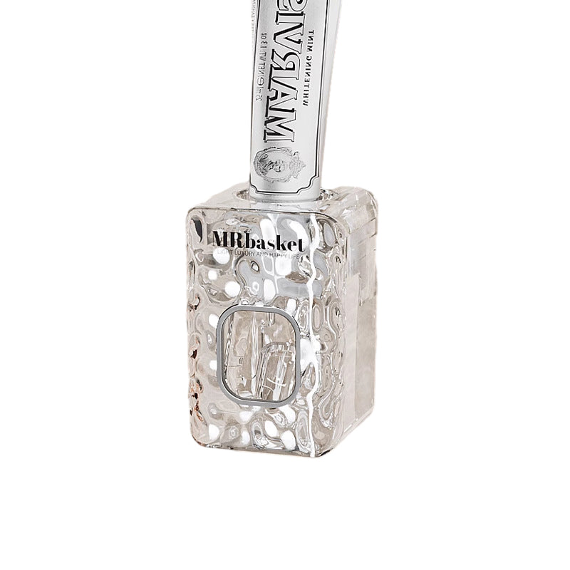 "Elegant väggmonterad tandborsthållare med munsköljkopp i silver/grå, sparar plats och håller badrummet organiserat."