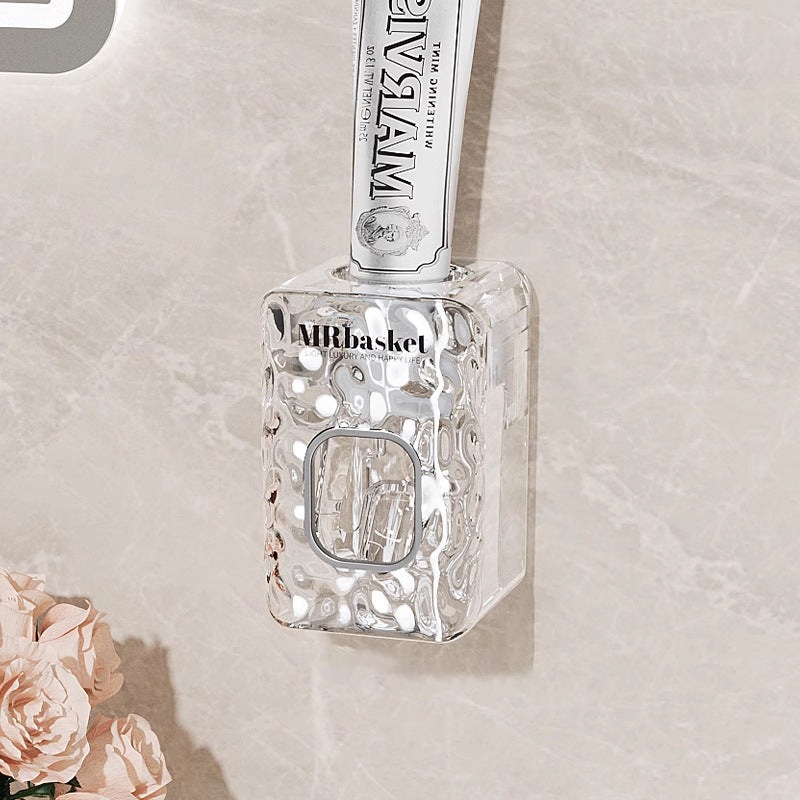 "Elegant väggmonterad tandborsthållare med munsköljkopp i silver/grå, sparar plats och håller badrummet organiserat."