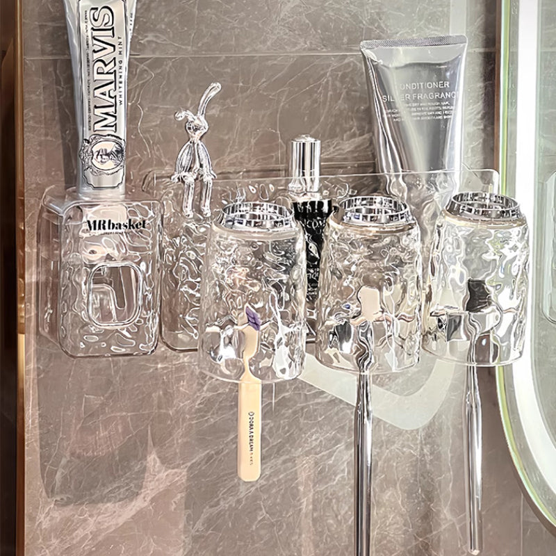 "Elegant väggmonterad tandborsthållare med munsköljkopp i silver/grå, sparar plats och håller badrummet organiserat."