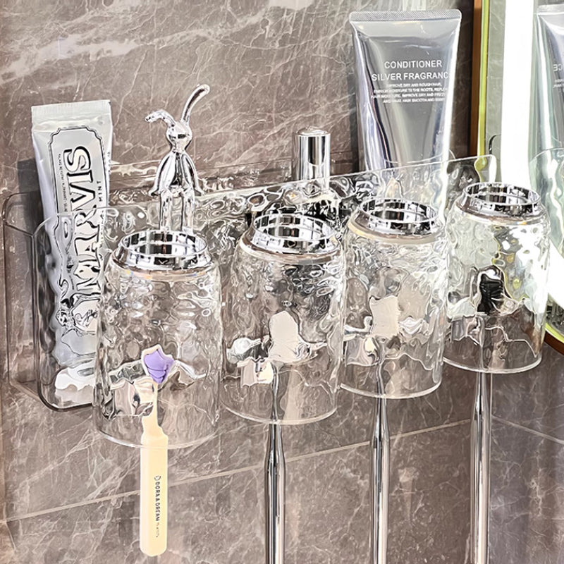 "Elegant väggmonterad tandborsthållare med munsköljkopp i silver/grå, sparar plats och håller badrummet organiserat."