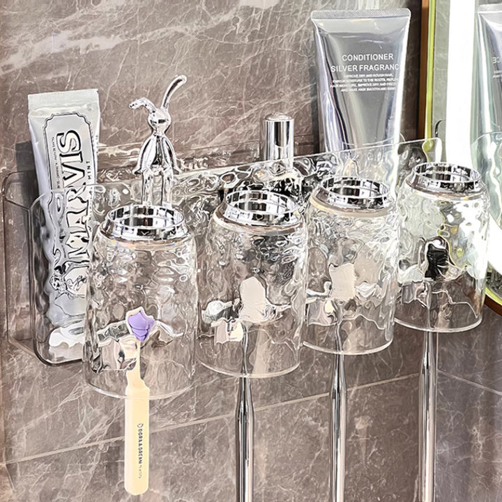 "Elegant väggmonterad tandborsthållare med munsköljkopp i silver/grå, sparar plats och håller badrummet organiserat."