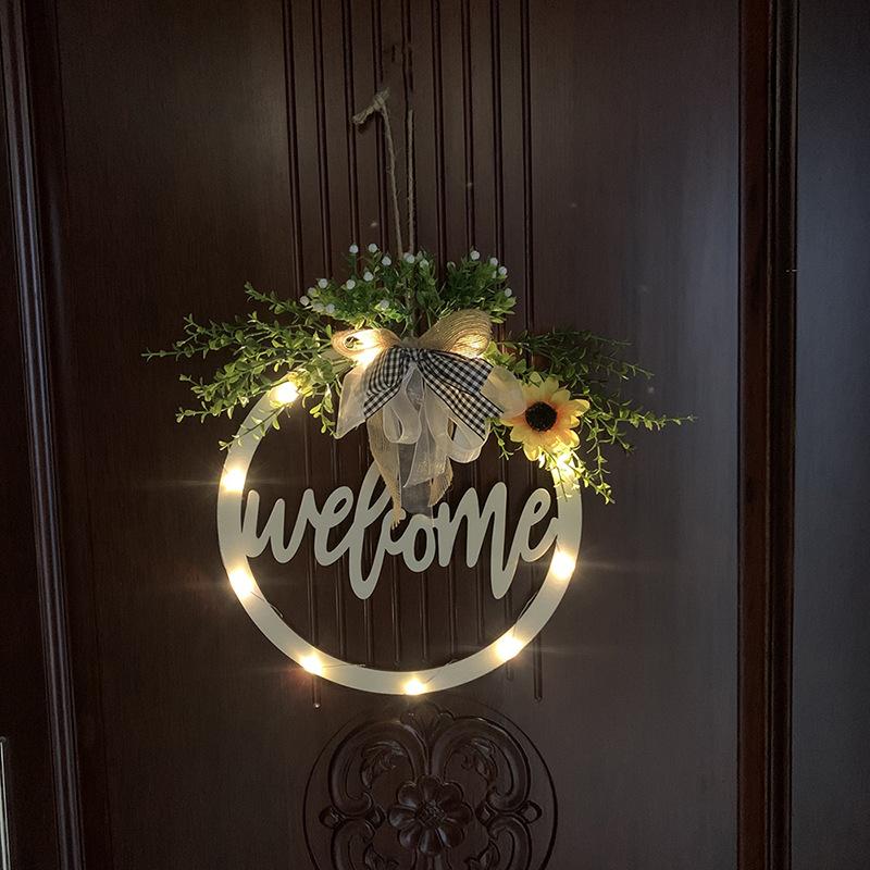 "Elegant välkomstkrans med naturtrogna blommor för både inomhus- och utomhusbruk, passar alla säsonger."