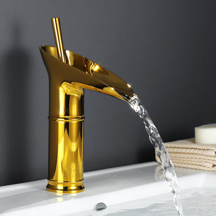 Svart vattenfall tvättställsblandare, stilren badrumskran med modern design.