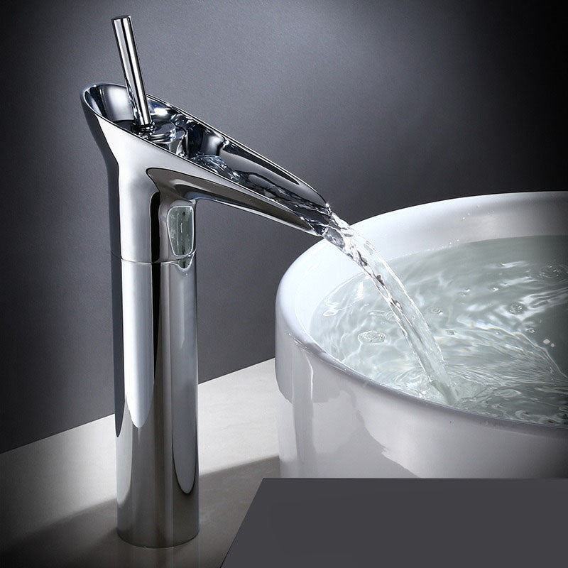 Badrumskran med vattenfall, elegant design i kromfinish.