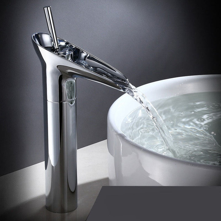 Badrumskran med vattenfall, elegant design i kromfinish.