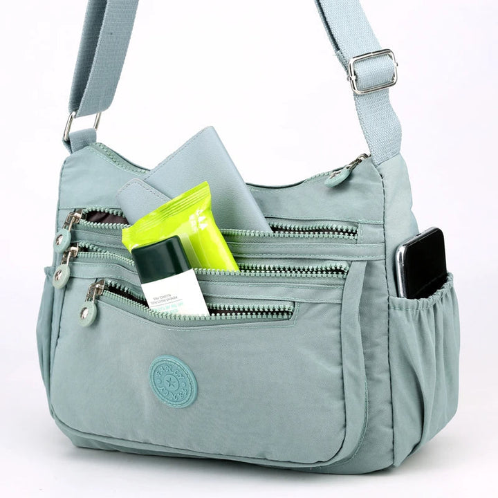 Tidlös vattentät damväska, praktisk axelremsväska och crossbody. Perfekt för alla årstider.