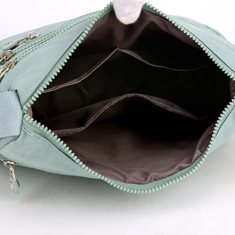 Vattentät modeväska för kvinnor, elegant messenger axelremsväska. Praktisk och stilren accessoar.