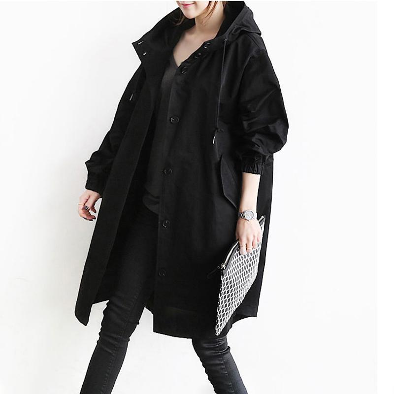 "Elegant vattentät trenchcoat för kvinnor med dragsko, elastiska manschetter och avslappnad passform i beige."
