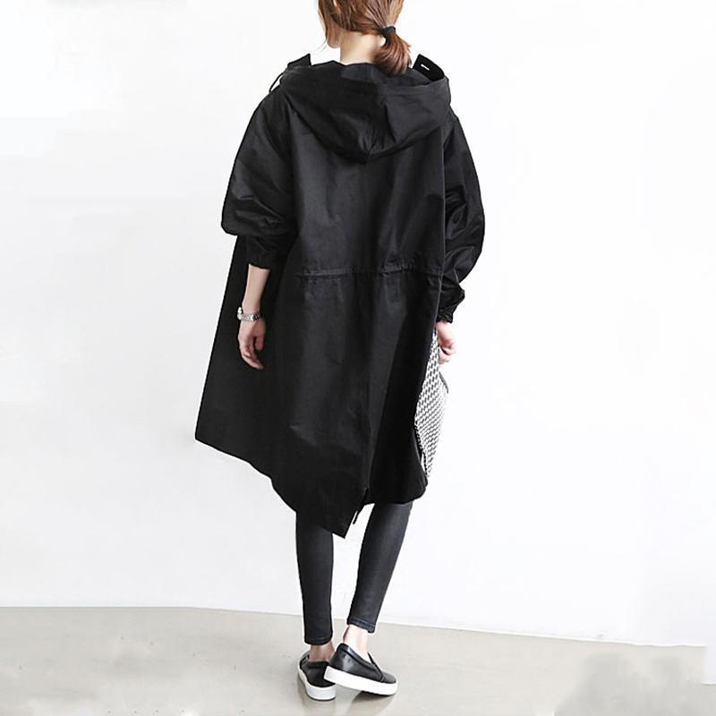 "Elegant vattentät trenchcoat för kvinnor med dragsko, elastiska manschetter och avslappnad passform i beige."
