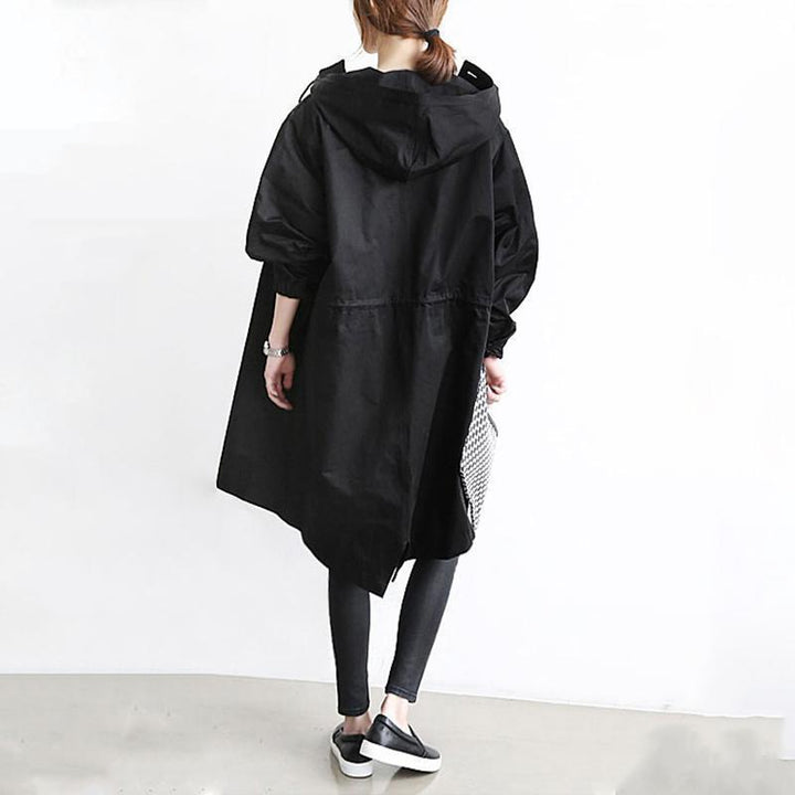 "Elegant vattentät trenchcoat för kvinnor med dragsko, elastiska manschetter och avslappnad passform i beige."