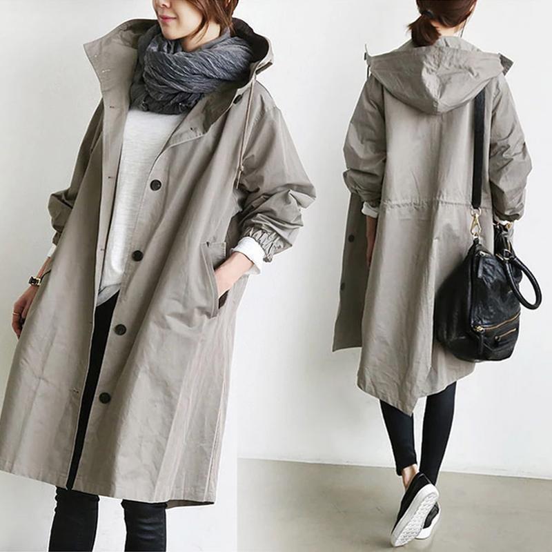 "Elegant vattentät trenchcoat för kvinnor med dragsko, elastiska manschetter och avslappnad passform i beige."