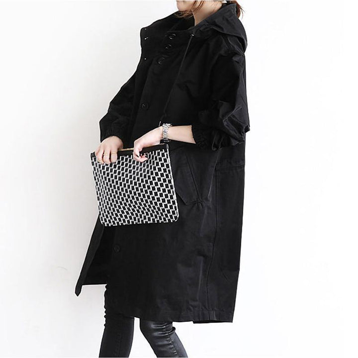 "Elegant vattentät trenchcoat för kvinnor med dragsko, elastiska manschetter och avslappnad passform i beige."