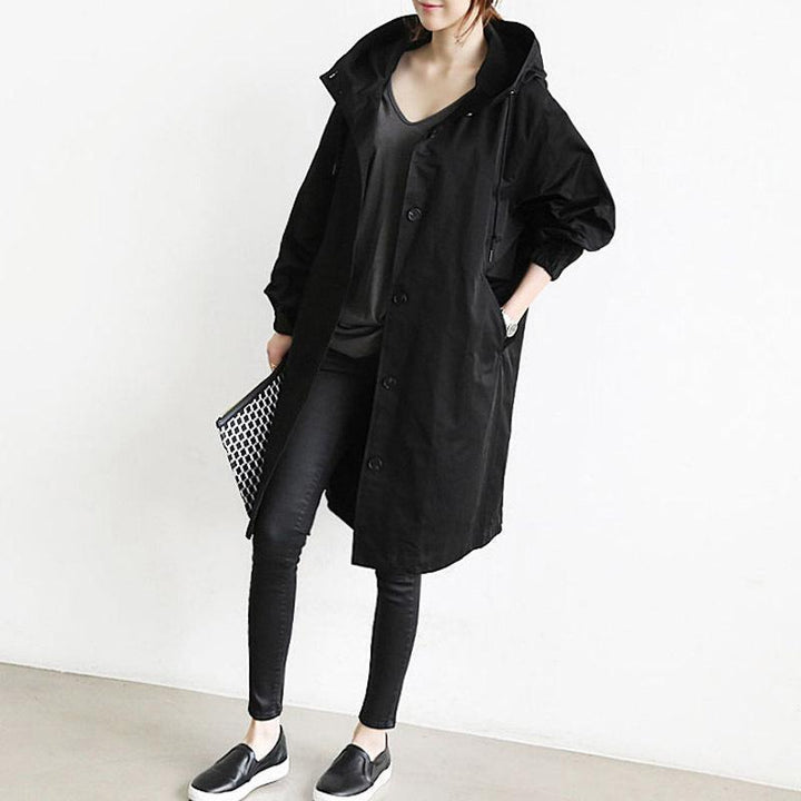 "Elegant vattentät trenchcoat för kvinnor med dragsko, elastiska manschetter och avslappnad passform i beige."