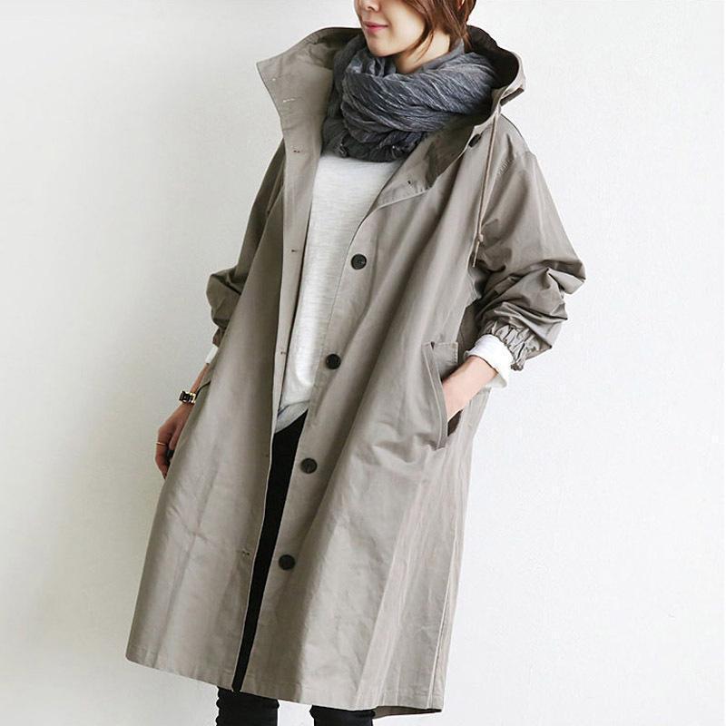 "Elegant vattentät trenchcoat för kvinnor med dragsko, elastiska manschetter och avslappnad passform i beige."