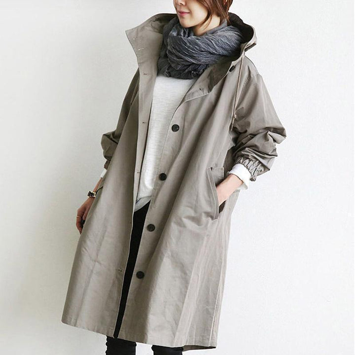 "Elegant vattentät trenchcoat för kvinnor med dragsko, elastiska manschetter och avslappnad passform i beige."